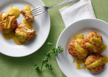 Μπιφτέκια κοτόπουλου light με παξιμάδι και σάλτσα μουστάρδας