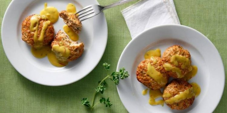 Μπιφτέκια κοτόπουλου light με παξιμάδι και σάλτσα μουστάρδας