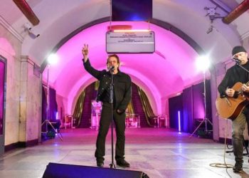 Κίεβο – Ο Bono των U2 έδωσε συναυλία στο μετρό