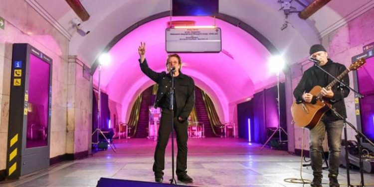Κίεβο – Ο Bono των U2 έδωσε συναυλία στο μετρό