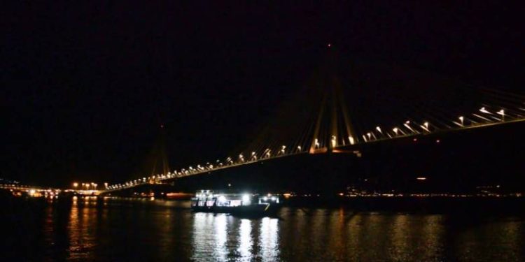 “Βουτιά θανάτου” για 35χρονο Πατρινό – Άφησε το αυτοκίνητό του στη Γέφυρα και έπεσε στο κενό (BINTEO)