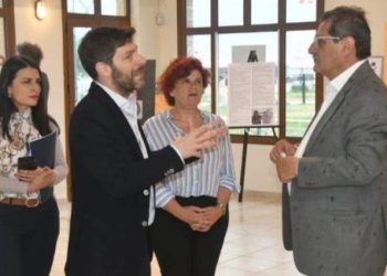 Πάτρα: Ο Υφυπουργός Πολιτισμού Νίκος Γιατρομανωλάκης στο Διεθνές Συμπόσιο Γλυπτικής στην Ιχθυόσκαλα