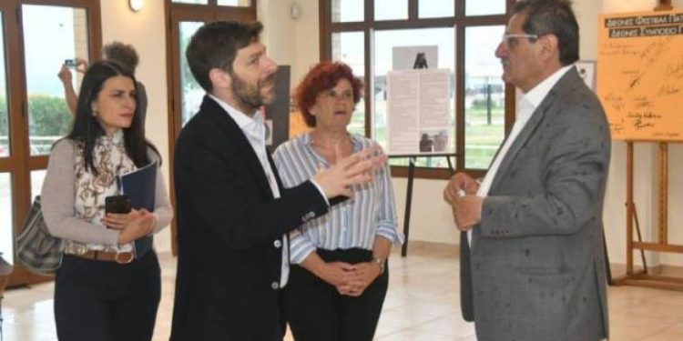 Πάτρα: Ο Υφυπουργός Πολιτισμού Νίκος Γιατρομανωλάκης στο Διεθνές Συμπόσιο Γλυπτικής στην Ιχθυόσκαλα