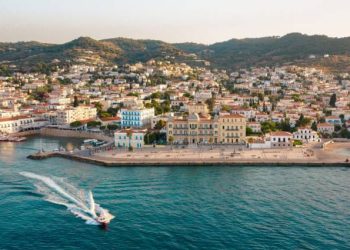 Σπέτσες: Εγκαινιάστηκε η Ιστορική Βιβλιοθήκη στον ναό του Αγίου Νικολάου