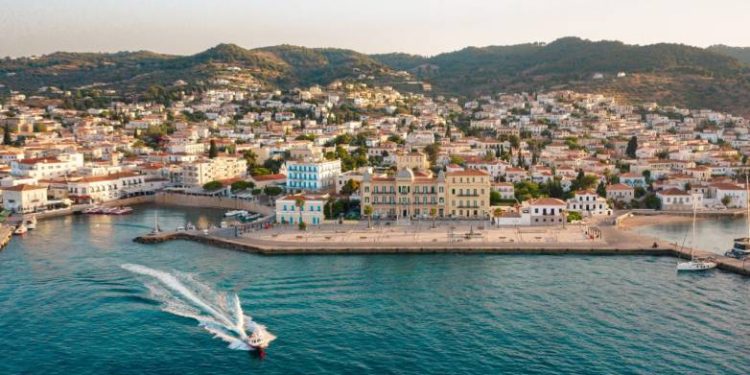 Σπέτσες: Εγκαινιάστηκε η Ιστορική Βιβλιοθήκη στον ναό του Αγίου Νικολάου
