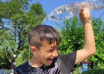 Ο μικρός Κωνσταντίνος Πεφάνης έπαιξε μπουγέλο ξεκινώντας από τον εαυτό του!
