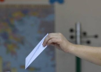 Δημοσκόπηση: Προβάδισμα 8,5 μονάδων για τη Νέα Δημοκρατία – Έντονη ανησυχία για ακρίβεια και Τουρκία