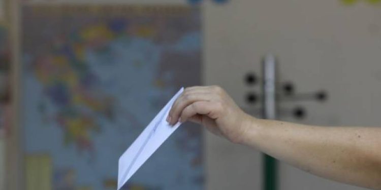 Δημοσκόπηση: Προβάδισμα 8,5 μονάδων για τη Νέα Δημοκρατία – Έντονη ανησυχία για ακρίβεια και Τουρκία