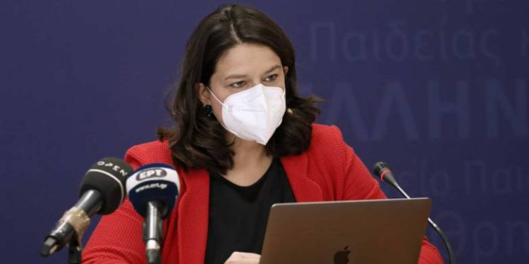 Πανελλήνιες 2022: Συγχαρητήρια Κεραμέως στον αριστούχο πρόσφυγα από το Ιράν
