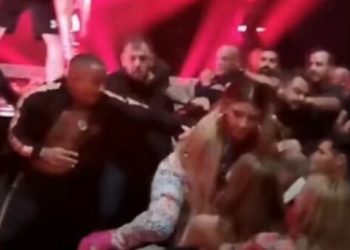 Χαμός στα MAD VMA 2022 με άγριο ξύλο μεταξύ τράπερ – «Φυγαδεύτηκε» και δεν επέστρεψε η Έλενα Παπαρίζου – Αποθέωση στο twitter για την ελληνίδα τραγουδίστρια – ΦΩΤΟ – ΒΙΝΤΕΟ