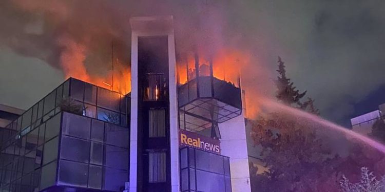 Στις φλόγες Real FM και Real News – «Μας καίνε» λέει ο Νίκος Χατζηνικολάου