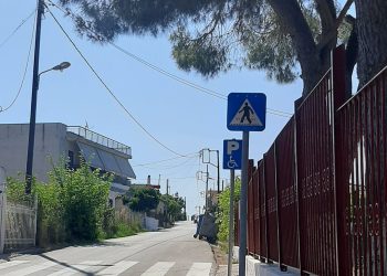 Αλισσός Δυτικής Αχαΐας – Πινακίδες και διαγράμμιση του δρόμου μπροστά από το Δημοτικό Σχολείο