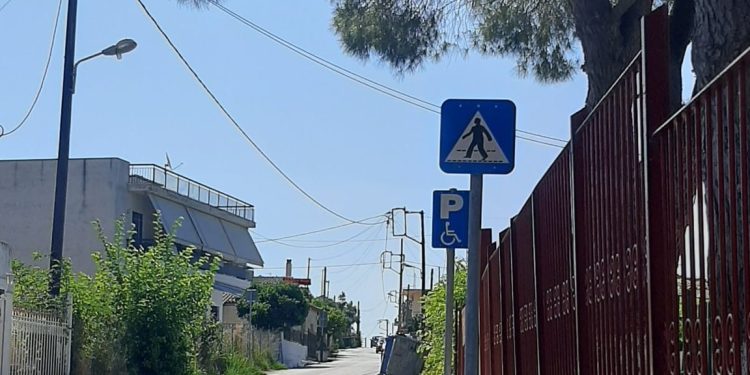 Αλισσός Δυτικής Αχαΐας – Πινακίδες και διαγράμμιση του δρόμου μπροστά από το Δημοτικό Σχολείο