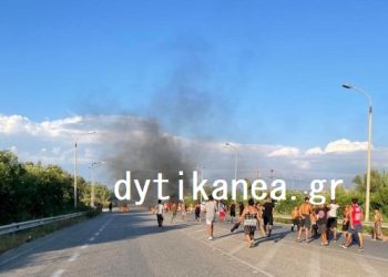 Έκλεισε η Πατρών – Πύργου – Κινητοποίηση Ρομά στο ύψος της Κάτω Αχαΐας – ΦΩΤΟ
