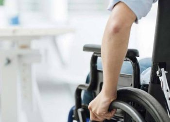 Πάτρα: Μαθητής κινδυνεύει να μην πάει σχολείο, γιατί δεν έχει πρόσβαση λόγω κινητικών προβλημάτων – Σε απόγνωση η μητέρα του