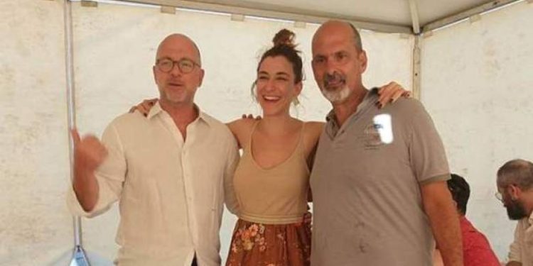 Έβγαλε τα παπούτσια της η Μαρίζα Ρίζου για τη φωτογραφία!