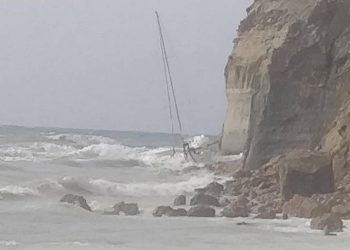 Το σκάφος “καρφώθηκε” στα βράχια