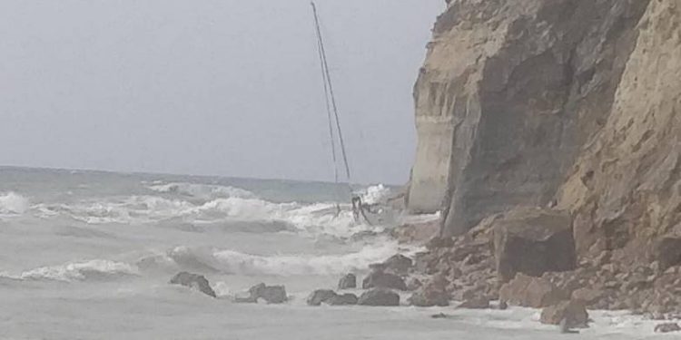 Το σκάφος “καρφώθηκε” στα βράχια