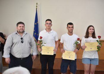 Συγκίνηση και χαρά στη βράβευση των επιτυχόντων μαθητών