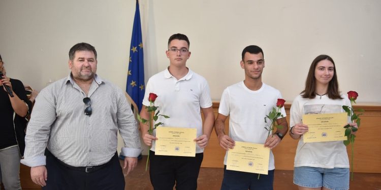 Συγκίνηση και χαρά στη βράβευση των επιτυχόντων μαθητών