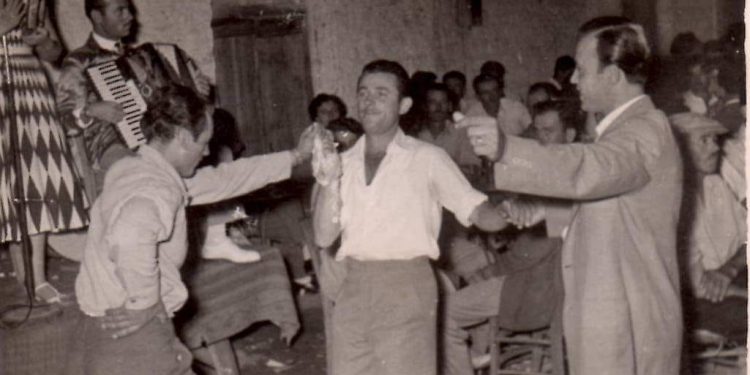 Πανηγύρι στον Ριόλο: Το κλαρίνο, η χαρτούρα και τα αράπικα φιστίκια – ΦΩΤΟ και ΒΙΝΤΕΟ