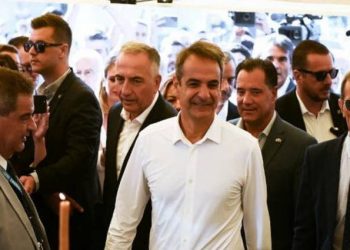 ΔΕΘ: Το φιλί του Κυριάκου Μητσοτάκη στον 10 μηνών Στέλιο και η φανέλα με το όνομά του
