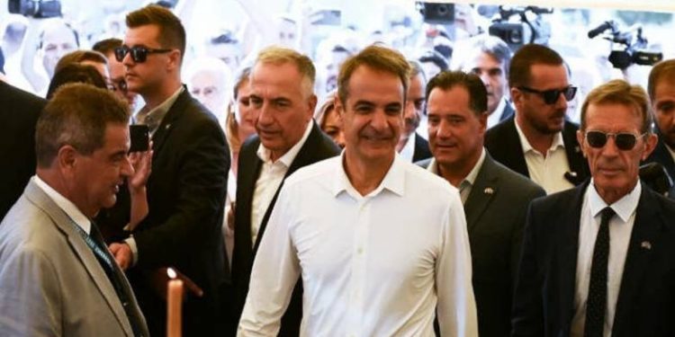 ΔΕΘ: Το φιλί του Κυριάκου Μητσοτάκη στον 10 μηνών Στέλιο και η φανέλα με το όνομά του