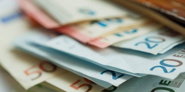 Επιταγή ακρίβειας: Ποιοι δικαιούχοι πρέπει να υποβάλουν αίτηση και ποιοι όχι – Πότε θα γίνουν οι πληρωμές