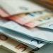 Επιταγή ακρίβειας: Ποιοι δικαιούχοι πρέπει να υποβάλουν αίτηση και ποιοι όχι – Πότε θα γίνουν οι πληρωμές
