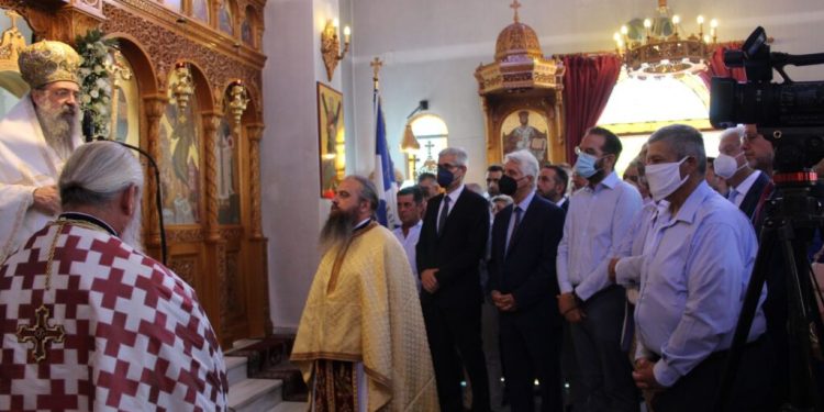 Λαμπρή λειτουργία στο Ναό της Υψώσεως του Σταυρού στην Κάτω Αχαΐα – ΦΩΤΟ