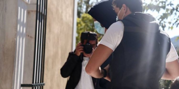 Δεν έχουν τέλος οι αποκαλύψεις: Ο 53χρονος έβαζε τη 12χρονη να φωτογραφίζεται για να προσελκύει πελάτες