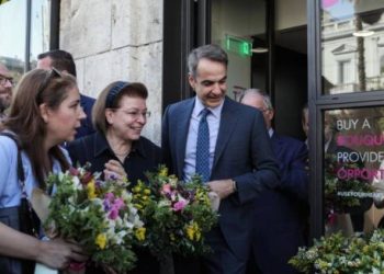 Ο Κυριάκος Μητσοτάκης εγκαινίασε τα ανακαινισμένα λουλουδάδικα στο Σύνταγμα