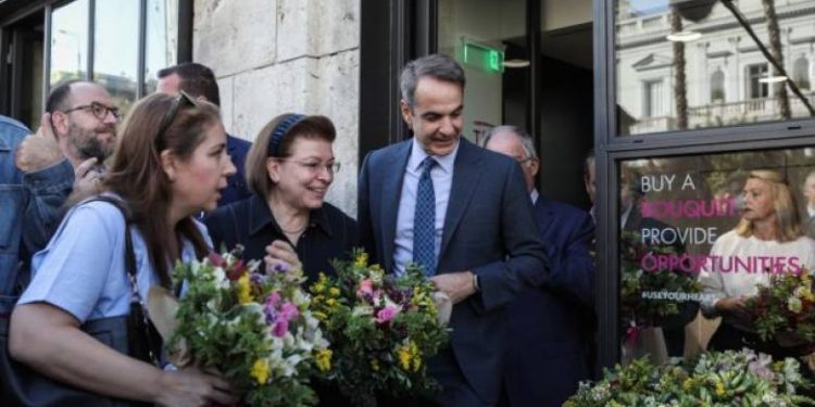 Ο Κυριάκος Μητσοτάκης εγκαινίασε τα ανακαινισμένα λουλουδάδικα στο Σύνταγμα