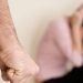Ενδοοικογενειακή βία: Πήγε με τούρτα σπίτι και της έδειξε το αρρωστημένο του πρόσωπο μπροστά στο παιδί τους
