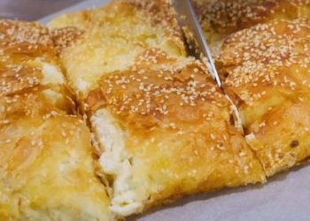 Σουφλεδένια τυρόπιτα, έτοιμη σε 10 λεπτά!