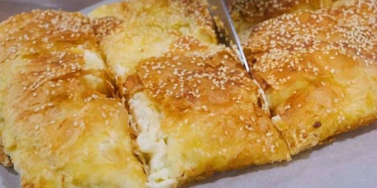 Σουφλεδένια τυρόπιτα, έτοιμη σε 10 λεπτά!