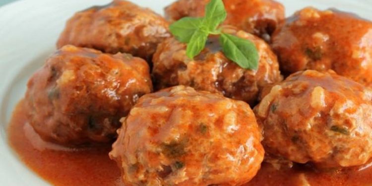 Γιουβαρλάκια με κόκκινη σάλτσα