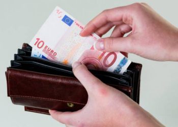 Πόσο αναμένεται να αυξηθούν οι μισθοί το 2023- Μειωμένο κατά 6,9% το διαθέσιμο εισόδημα στην Ελλάδα