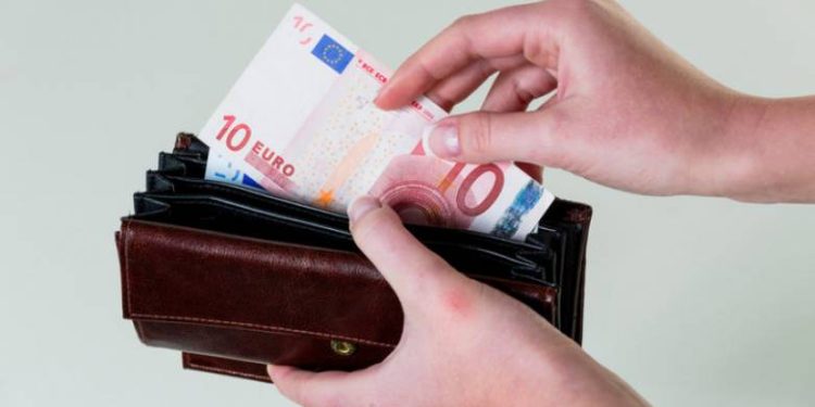 Πόσο αναμένεται να αυξηθούν οι μισθοί το 2023- Μειωμένο κατά 6,9% το διαθέσιμο εισόδημα στην Ελλάδα