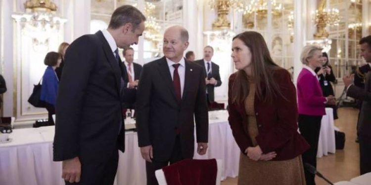 Κυριάκος Μητσοτάκης ενώπιον Σολτς στην Πράγα: Πλαφόν στο φυσικό αέριο εντός Οκτωβρίου