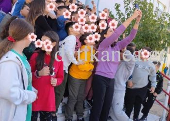 Η σέλφι της Κεραμέως με τους μαθητές στην Κάτω Αχαΐα! ΦΩΤΟ