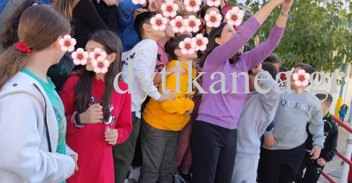Η σέλφι της Κεραμέως με τους μαθητές στην Κάτω Αχαΐα! ΦΩΤΟ
