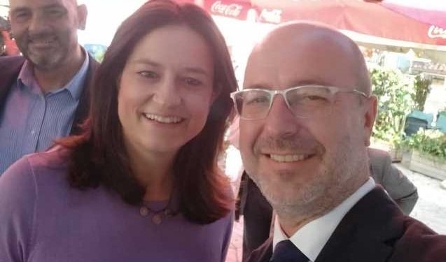 Με χαμόγελα Νίκη Κεραμέως και Σπύρος Σταυρογιαννόπουλος