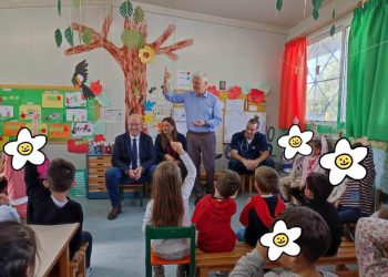 Κάτω Αχαΐα: Ο Δήμαρχος ζωγραφίζει και παίζει μαζί με τα παιδιά!
