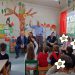 Κάτω Αχαΐα: Ο Δήμαρχος ζωγραφίζει και παίζει μαζί με τα παιδιά!