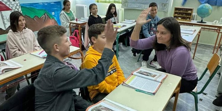 Στο διαδικτυακό προφίλ της Κεραμέως, η τάξη του Τάκη Καμπέρου! Ενθουσιασμένη η Υπουργός από τους μαθητές και την υποδοχή – ΦΩΤΟ