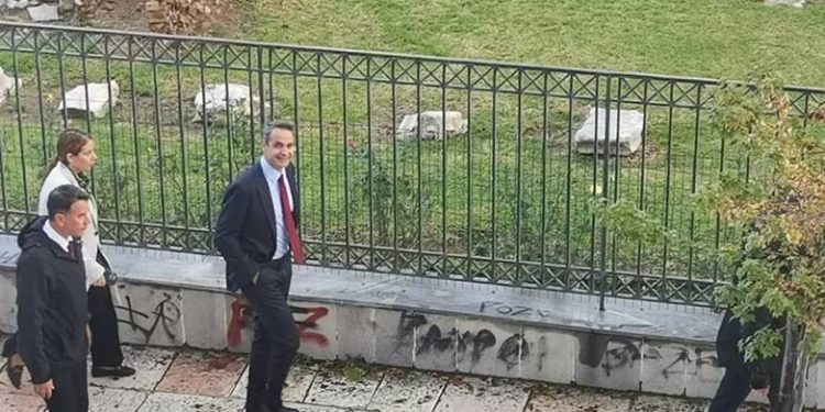 Βόλτα για τον Πρωθυπουργό στο Αρχαίο Ωδείο ΦΩΤΟ