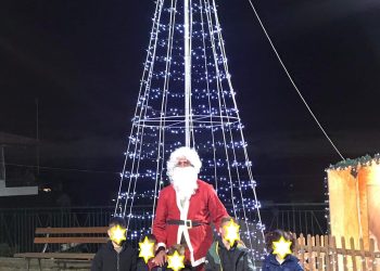 Σύλλογος Κρίνου: Άναψε το δέντρο του, κέρασε γλυκίσματα και μοίρασε δώρα!