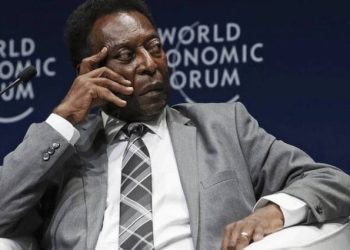 Σε κρίσιμη κατάσταση ο Πελέ – Τοποθετήθηκε χρυσό φέρετρο στο γήπεδο της Σάντος