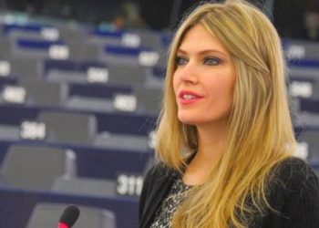 Το ΠΑΣΟΚ ζητά από την Εύα Καϊλή να παραδώσει την έδρα της